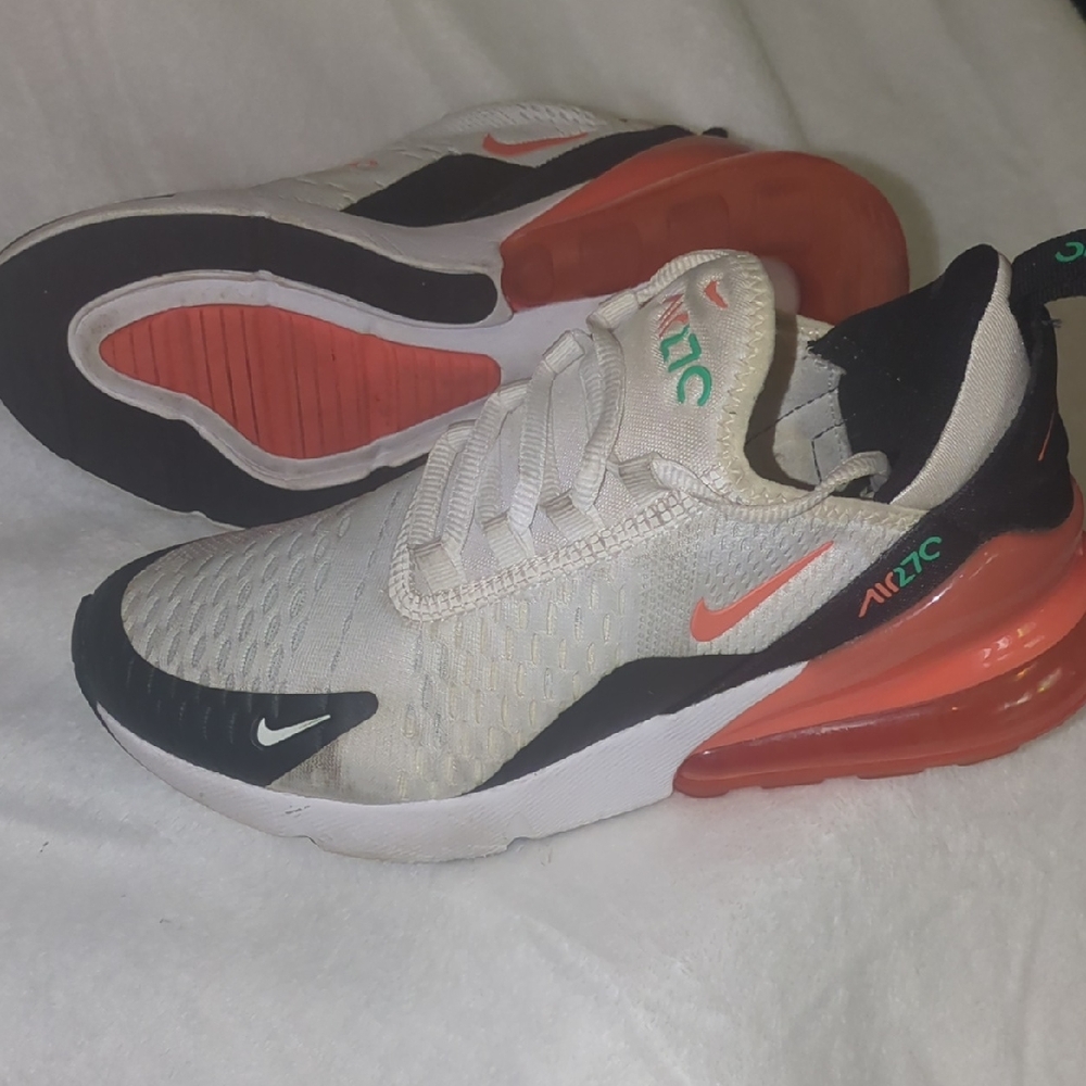 Nike Air Max 270 White And Black with Salmon &Mint Accents.